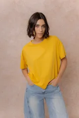 Remera negra de corte oversize con cuello redondo, mangas cortas amplias, hombros caídos y recortes delanteros.