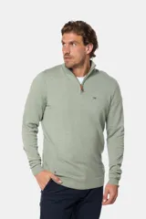 Buzo liso de punto fino en hilo de algodón color azul marino, con cuello alto y cierre frontal parcial con detalle de tirador de cuero.