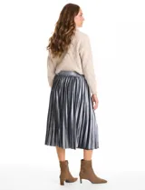 Falda midi de terciopelo plisado, con cintura elastizada y cinturón a tono con hebilla rectangular forrada.