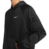 Buzo con capucha Nike Therma-Fit de color negro, confeccionado en tejido fleece suave. Presenta un diseño de mangas raglán, bolsillo frontal tipo canguro, un bolsillo adicional con cierre en la manga izquierda y el logo Swoosh de Nike bordado en blanco en el pecho.