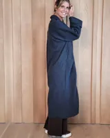 Sacón largo de punto abierto, confeccionado en lana, con diseño holgado, mangas anchas y cuello tipo solapa.