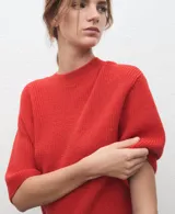 Chaleco de punto color rojo, con cuello redondo y diseño sin mangas.