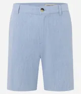Bermuda celeste de algodón con textura, corte recto, cintura con trabillas, cierre tradicional y bolsillos.