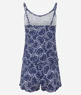 Pijama short doll de dos piezas en color azul marino con estampa integral de Hello Kitty en tono claro. Consta de una musculosa de tirantes finos con escote en V decorado con un pequeño lazo y un short con cintura elástica.