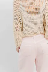 Bermuda de tiro medio con corte recto y largo por la rodilla, estilo culotte. Confeccionada en denim color rosado, cuenta con bolsillos funcionales delanteros y traseros y dobladillo ancho en el ruedo.