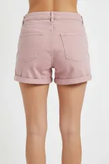 Short de jean de tiro alto en color blanco, con diseño clásico de cinco bolsillos, cierre frontal con botón y ruedo con dobladillo.