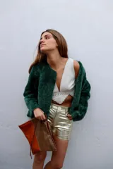 Abrigo verde esmeralda de piel sintética con bolsillos laterales.