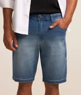 Bermuda slim de jean color azul gastado, con bolsillos laterales y traseros, cierre frontal con botón y bragueta, y diseño de dobladillos.