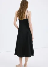 Vestido midi negro con mezcla de lino y viscosa, diseño evasé con escote en V, tirantes finos y cierre de cremallera lateral.