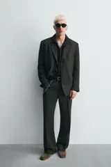 Bota corta color marrón de piel con acabado serraje, cierre de cremallera lateral, horma cuadrada y tacón de 5 cm.