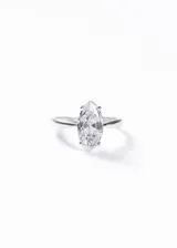 Anillo de plata 925 con piedra central de zirconia en corte marquesa, engarzada en cuatro garras.