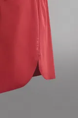 Short de baño rojo de tejido técnico ligero y elástico, con cintura elástica ajustable mediante cordón blanco y aberturas laterales en las perneras.