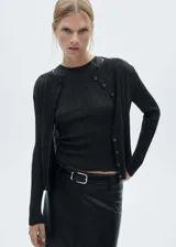 Top de punto fino con cuello halter y diseño entallado al cuerpo, sin mangas.