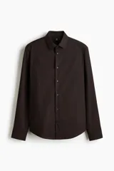 Camisa de vestir color marrón oscuro, de corte slim fit, con cuello inglés, tapeta clásica de botones y mangas largas con puños ajustables.