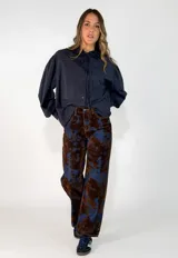 Pantalon de corte recto con estampado tipo tie-dye en tonos bordó y azul, confeccionado en tejido de textura aterciopelada con costuras a contratono.