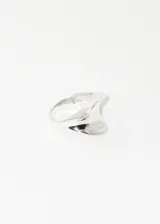 Anillo de plata 925 con diseño de mesa alta y curva.