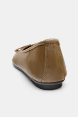 Zapato tipo bailarina de cuero color marrón, con punta redonda y detalle de lazo decorativo con herraje metálico en la parte delantera.