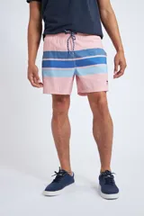 Short de baño con diseño de rayas horizontales en tonos rosado, azul marino y celeste. Cuenta con cintura elástica con cordón ajustable, dos bolsillos delanteros, un bolsillo posterior y logo bordado en la pierna.