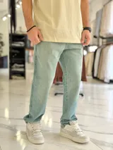 Pantalón de jean gris con lavado ácido, corte holgado de estilo oversize y diseño recto.
