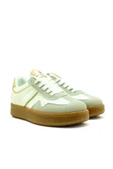 Championes deportivos Glint de Santa Bárbara en color blanco con detalles en verde claro y suela de goma marrón.