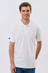Remera polo lisa de piqué en color bordó, con cuello camisero, cierre frontal con botones y mangas cortas.