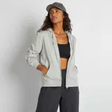 Buzo gris con capucha, cierre frontal con cremallera y bolsillos tipo canguro.