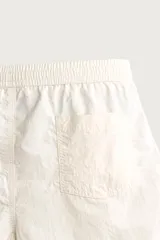 Short de baño de color azul marino, confeccionado en tejido técnico, con cintura elástica ajustable mediante cordón, bolsillos laterales y detalle de bolsillo trasero.