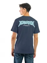 Remera de manga corta y cuello redondo, color gris oscuro o carbón, con un estampado circular blanco en el pecho que contiene texto y un logo.