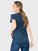 Remera deportiva de manga corta y cuello en V, confeccionada en tejido técnico de secado rápido con calce regular.