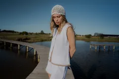 Gorro blanco de crochet con diseño calado.