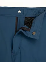 Short de baño azul petróleo de tejido Seersucker con elástano, con botón oculto a presión, elástico en la cintura trasera, dos bolsillos laterales y trasero con cierre, y suspensor de malla fina hipoalergénico.