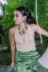 Top color beige claro, con escote drapeado tipo cascada y tirantes finos.