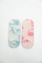 Pack de dos pares de medias invisibles con estampado tie-dye, uno en tonos azules y otro en tonos rosados.