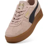 Championes Puma Palermo Elevated, color rosa con detalles en azul marino y suela marrón.
