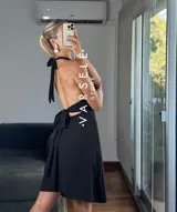 Vestido corto rojo con escote halter, espalda descubierta y falda acampanada.