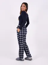 Remera básica de color blanco, con cuello redondo amplio y mangas largas, de diseño entallado.