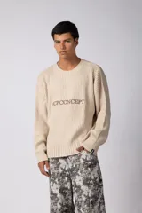 Sweater de punto acanalado color negro, con cuello redondo y mangas largas. Presenta el logo VCPCONCEPT bordado en el pecho en color blanco.
