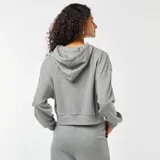 Buzo gris de corte cropped, con capucha, cierre frontal con cremallera y bolsillos tipo canguro.