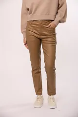 Pantalon chupin de ecocuero negro, de tiro alto con cierre y botón frontal, y bolsillos laterales.