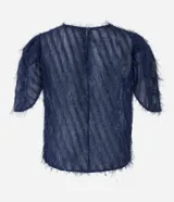 Blusa de chiffon azul marino con cuello redondo, mangas cortas con pliegues en los hombros y textura con felpas.