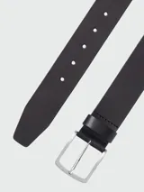 Cinturón de piel color negro con hebilla metálica cuadrada y detalle de logo grabado.