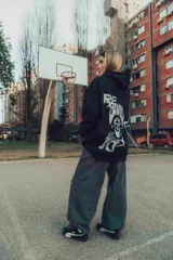 Canguro negro con capucha y cordones ajustables, con estampado en la espalda de la cara de David Miguel y la frase "RE Crazy David".