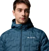 Campera técnica con capucha, color azul petróleo, con diseño de celdas selladas térmicamente sin costuras. Cuenta con cierre frontal completo, bolsillos laterales con cremallera y puños ribeteados.