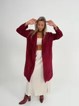 Tapado largo color beige de corderoy con forro animal print, de corte amplio.