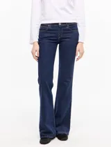 Jean de tiro bajo color azul oscuro, con diseño de cinco bolsillos, pierna ajustada y corte bootcut. Confeccionado en denim de algodón con lycra y lavado clásico oscuro.