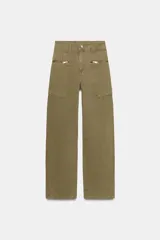 Jeans cargo de tiro medio color verde militar, con pernera recta. Presenta bolsillos laterales de plastrón con cierre de cremallera y cierre frontal con cremallera y botón.