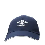 Gorra deportiva Umbro de seis paneles, color azul marino con logo de la marca bordado en blanco en el frente y detalle de línea blanca en el borde de la visera.