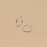 Aros tipo argolla de diseño clásico y minimalista, fabricados en plata 925 con acabado pulido brillante.