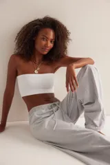 Pantalón de descanso de tiro alto y pierna ancha con estampado de micro-rayas. Cuenta con cintura elastizada, cordón de ajuste y detalle acanalado en la parte superior.