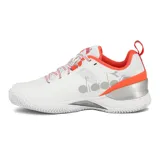 Championes de tenis para mujer Diadora modelo Torneo Clay, con capellada blanca y detalles en rojo y gris. Poseen suela de goma diseñada para superficies de polvo de ladrillo y cierre mediante cordones.